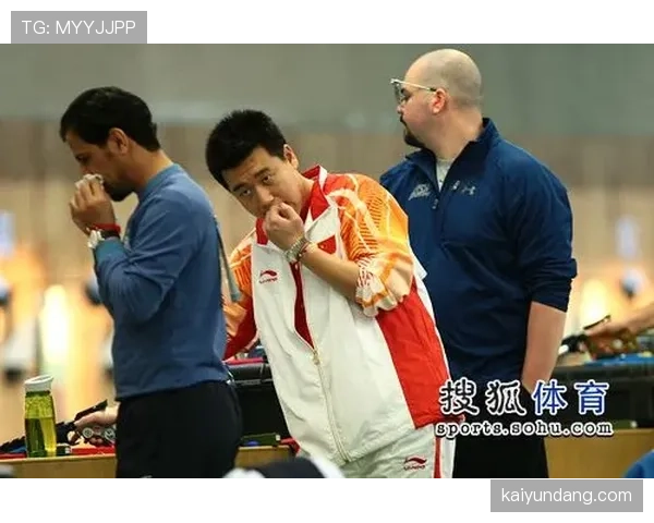 庞伟训练完顺手啃俩鸡腿，这自律和胃口真不冲突啊