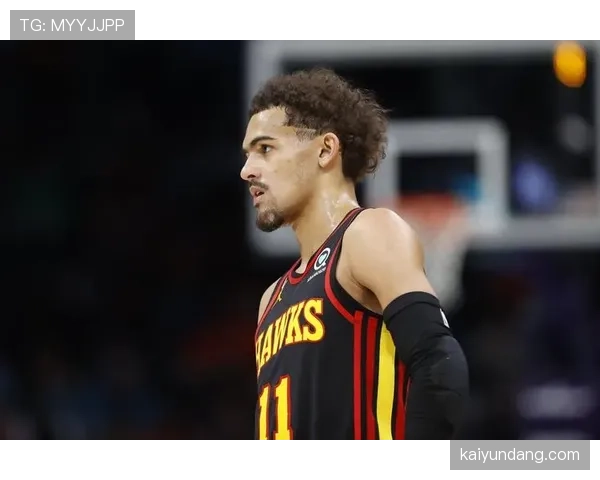 特雷·杨场下穿拖鞋逛商场，这松弛感是真不拿自己当顶薪球星啊